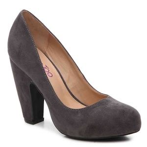 Me Too Gray Faux Suede Lesha Pump 7M